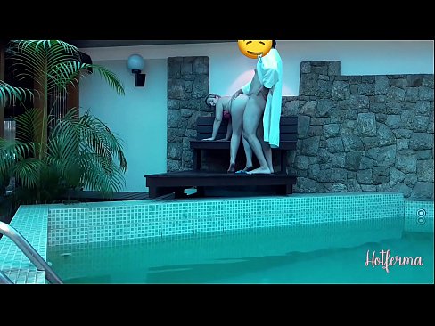 ❤️ Patron hizmetçiyi havuza davet eder ama bir sıcağa dayanamaz ❤️❌ Porno fb bizde