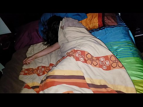 ❤️ Üvey oğul, genç üvey annesini uyurken azarlıyor. ❤️❌ Porno fb bizde